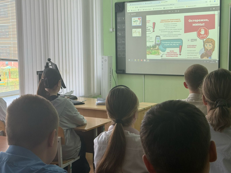 Беседы о безопасности среди учащихся 8-х классов.